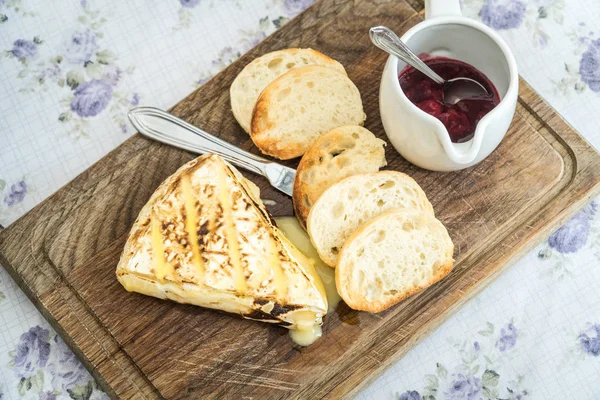 Slice Grilled Camembert Toasted Baguettes Cranberry Jam Served Wooden Board — Stock Photo, Image