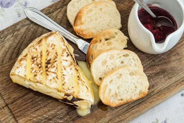 Slice Grilled Camembert Toasted Baguettes Cranberry Jam Served Wooden Board — Stock Photo, Image