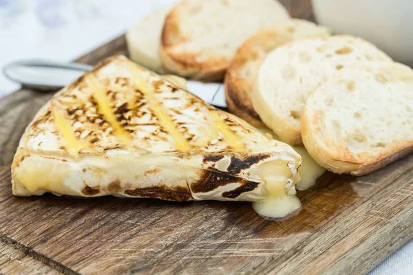 Dilim tost baget ve kızılcık reçeli ile ızgara camembert ahşap bir gemide görev yaptı. 