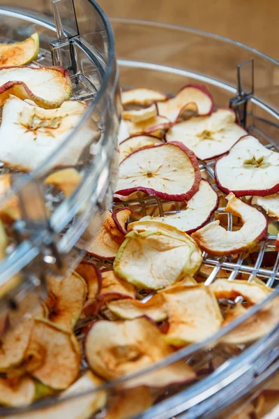 Patatas Manzana Recién Secadas Preparadas Una Secadora Frutas Verduras Caseras — Foto de Stock