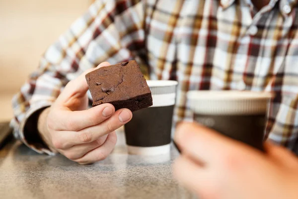 Fechar Ver Mão Homem Segurando Bolo Brownie Enquanto Bebe Café — Fotografia de Stock