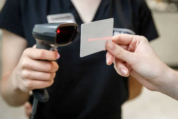 Código Barras Digitalização Mão Cartão Membro Com Leitor Cartão Crédito — Fotografia de Stock