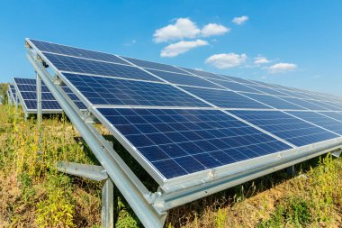 Yenilenebilir güneş enerjisi kullanarak güneş fotovoltaik modüller. Alternatif elektrik kavramı
