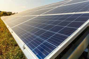 Yenilenebilir güneş enerjisi kullanarak güneş fotovoltaik modüller. Alternatif elektrik kavramı