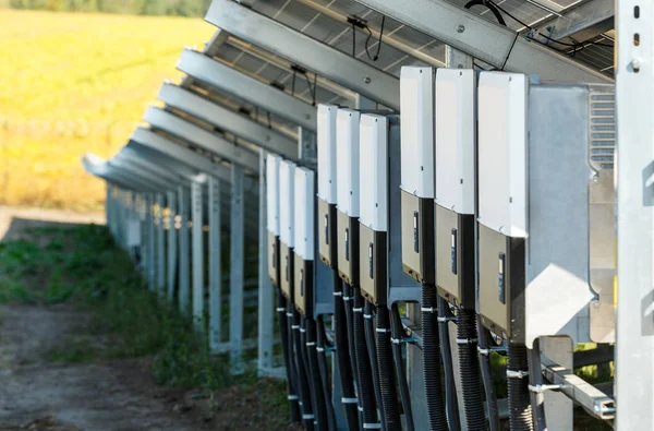 Wechselrichter Für Photovoltaik Solarmodule Mit Erneuerbarer Sonnenenergie Alternatives Stromkonzept — Stockfoto