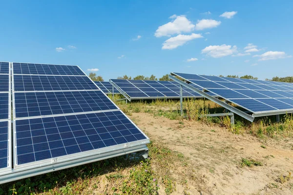 自然の太陽エネルギーを活用する太陽光発電モジュール 代替電力の概念 — ストック写真