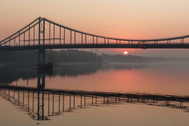 Sunrise görünümü yaya Park Köprüsü ve Dnipro Nehri'nin sabah, Kiev, Ukrayna