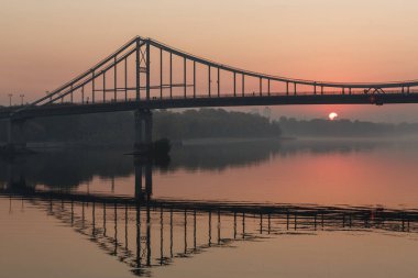 Sunrise görünümü yaya Park Köprüsü ve Dnipro Nehri'nin sabah, Kiev, Ukrayna
