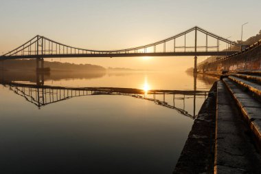 Yaya Park Köprüsü ve Kiev nehirde Dnipro gündoğumu görünümü,