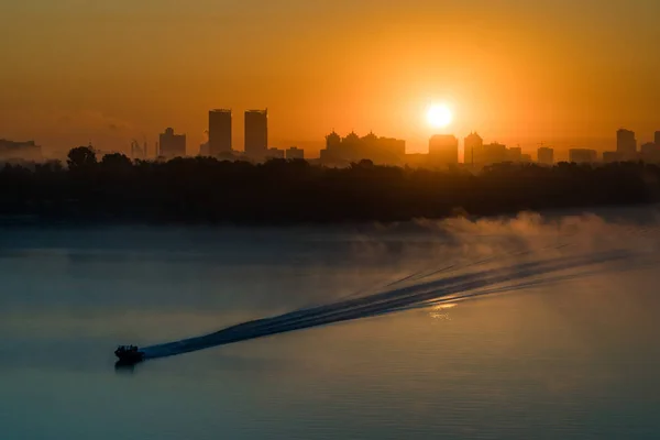 Båten Seglar Dneper Floden Före Soluppgången Tidigt Morgonen Kiev Ukraina — Stockfoto