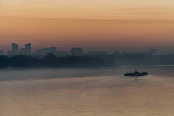 Pråm Segling Dneper Floden Före Soluppgången Tidigt Morgonen Kiev Ukraina — Stockfoto