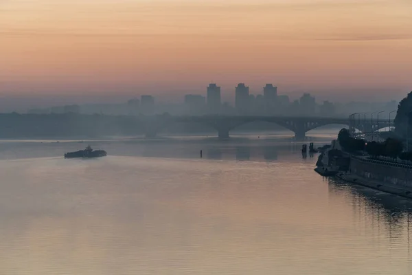 Pråm Segling Dneper Floden Före Soluppgången Tidigt Morgonen Kiev Ukraina — Stockfoto