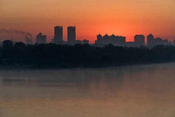Siluett Stad Byggnader Horizont Strålar Röd Stigande Solen Över Dneper — Stockfoto