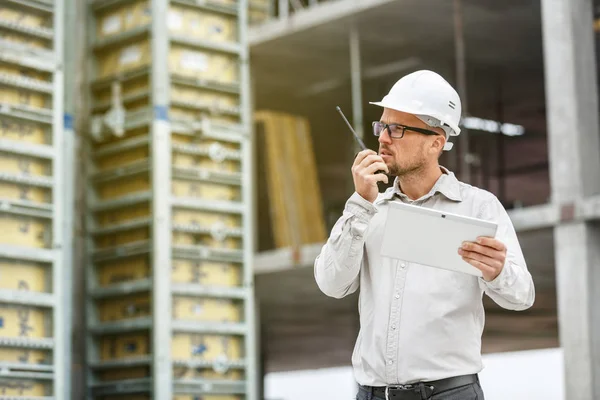 Férfi Főmérnök Visel Fehér Biztonsági Hardhat Walkie Talkie Ellenőrzést Építkezés — Stock Fotó