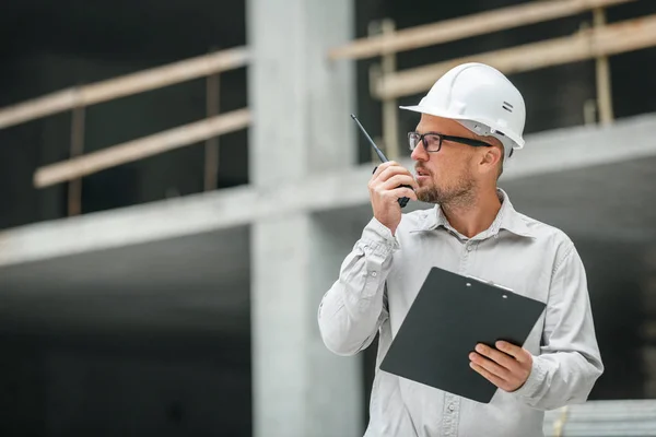 Manliga Chef Ingenjör Bär Vit Säkerhet Hardhat Med Walkie Talkie Stockbild