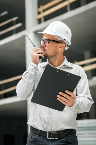 Mannelijke Hoofd Ingenieur Dragen Witte Veiligheid Veiligheidshelm Met Walkie Talkie — Stockfoto