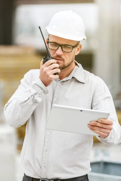 Mannelijke Hoofd Ingenieur Dragen Witte Veiligheid Veiligheidshelm Met Walkie Talkie — Stockfoto