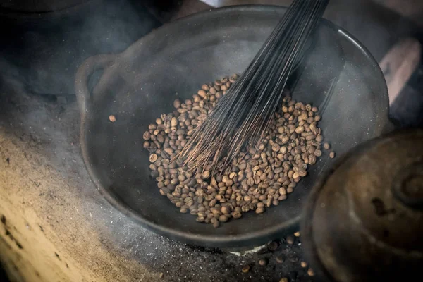 Torrefazione Tradizionale Mano Chicchi Caffè Biologici Una Ciotola Argilla — Foto Stock