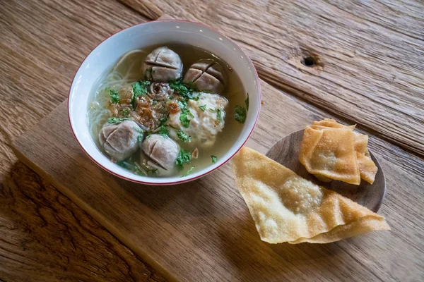 Populära Indonesiska Bakso Soppa Med Nudlar Och Soja Köttbullar Serveras — Stockfoto