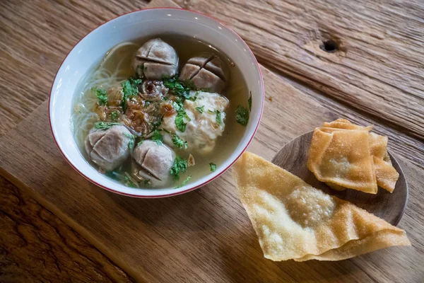 Popularne Indonezyjski Bakso Zupa Makaronem Klopsiki Sojowy Smażony Wonton Dumpling — Zdjęcie stockowe