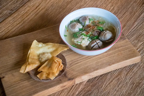 印尼流行的烤肉汤 面和大豆肉丸 配上炒云吞和木板上的饺子 — 图库照片