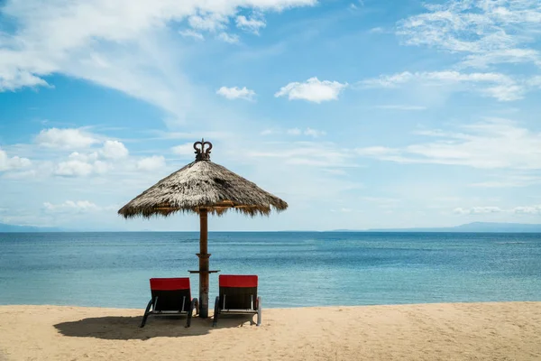 Två Röda Strandstolar Wicker Paraply Kust Idyllisk Semester Landskap Koncept — Stockfoto