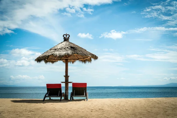 Kırmızı Plaj Sandalye Bir Kenarı Hasır Şemsiyesi Altında Pastoral Tatil — Stok fotoğraf