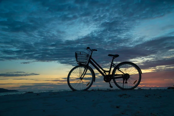 Sylwetka Vintage Rowerów Koszem Plaży Wieczorem Tle Zachodu Słońca — Zdjęcie stockowe