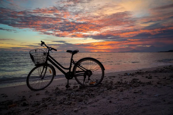 Silhouette Bicicletta Vintage Con Cesto Sulla Spiaggia Sera Sullo Sfondo — Foto Stock