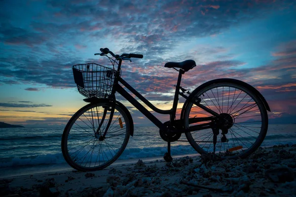 Silhouet Van Vintage Fiets Met Een Mandje Het Strand Avond — Stockfoto