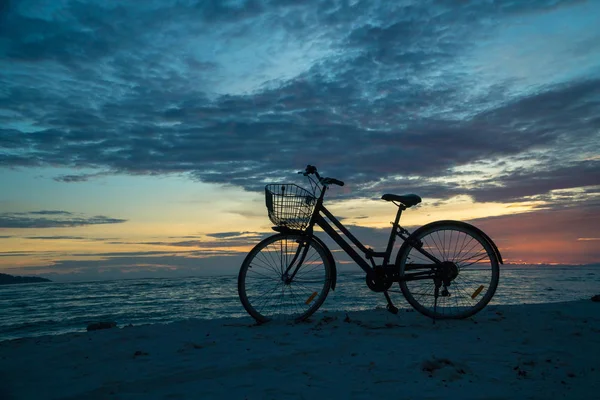 Silhouette Bicicletta Vintage Con Cesto Sulla Spiaggia Sera Sullo Sfondo — Foto Stock