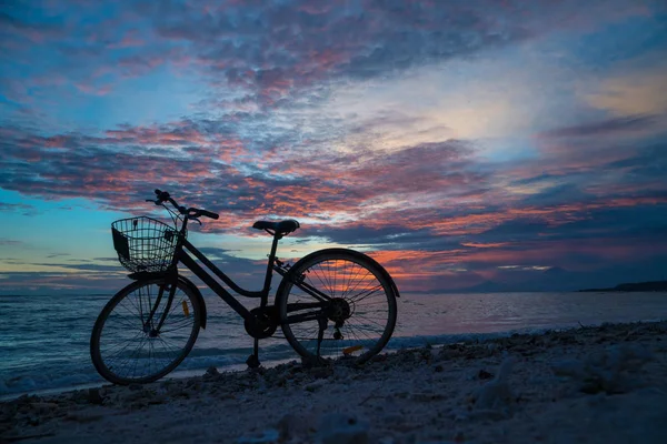 Sylwetka Vintage Rowerów Koszem Plaży Wieczorem Tle Zachodu Słońca — Zdjęcie stockowe