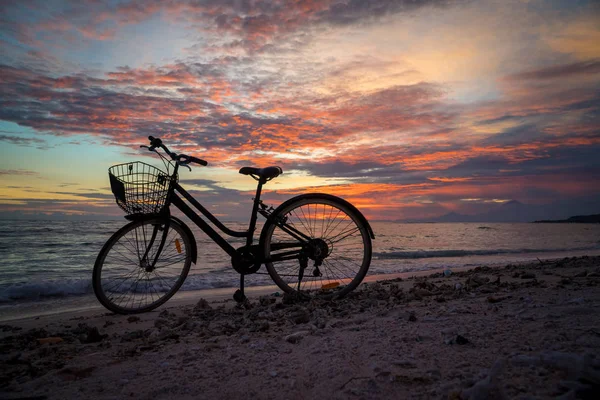 Sylwetka Vintage Rowerów Koszem Plaży Wieczorem Tle Zachodu Słońca — Zdjęcie stockowe