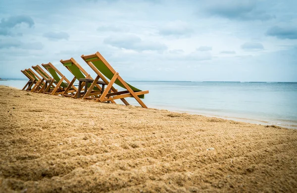 Fem Tomma Grön Solstolar Som Vetter Mot Havet Semester Strand — Stockfoto