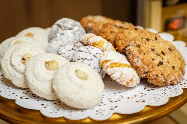 Various biscuits on a plate   in a bakery — Stock Photo, Image