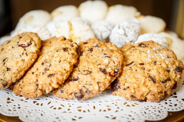 Vários biscoitos em uma chapa em uma padaria — Fotografia de Stock