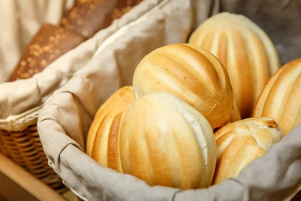 Verse witte broodjes in mand in bakkerij — Stockfoto