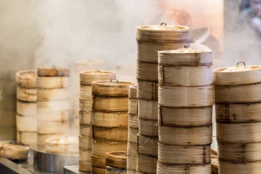 Dim sum bambu tepsi yerel sokak gıda satıcıları tarafından günah içinde buğulama
