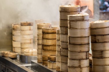 Dim sum bambu tepsi yerel sokak gıda satıcıları tarafından günah içinde buğulama