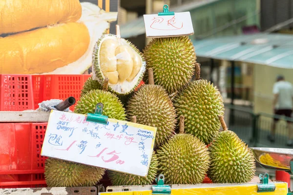 Singapur sokak bir dükkanda satılan durians — Stok fotoğraf