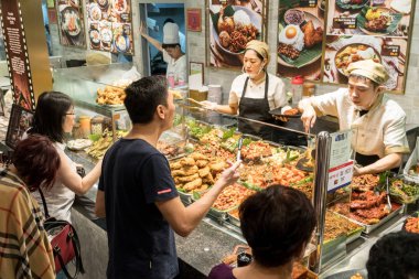 Müşteriler Ma Shoppes bir food court olarak hazırlanan yemek satın