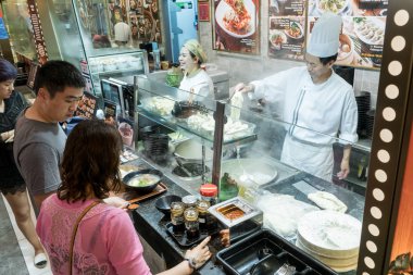 Müşteriler Ma Shoppes bir food court olarak hazırlanan yemek satın