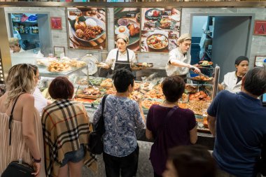 Müşteriler Ma Shoppes bir food court olarak hazırlanan yemek satın