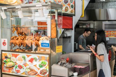 Kadın geleneksel kızarmış ördek yemek sokak gıda satıcısından satın