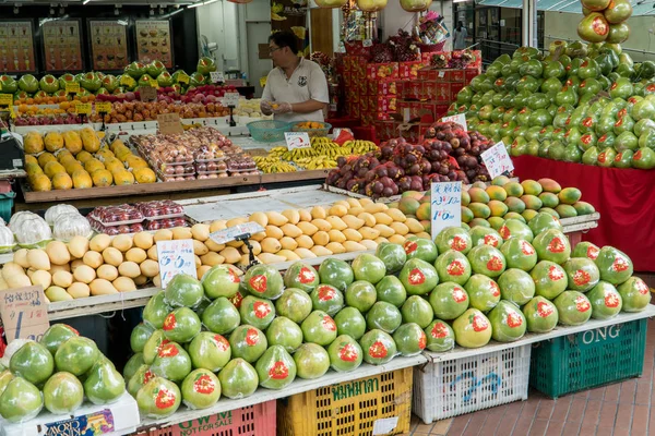 Vendedores vendiendo frutas frescas en una tienda callejera en Singapur — Foto de Stock