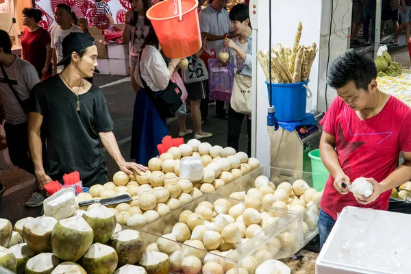 Leveranciers verkopen verse jonge kokosnoten in een straat winkel in China T — Stockfoto