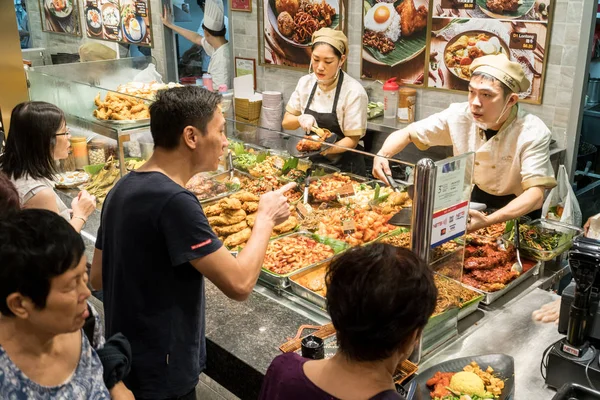 Müşteriler Ma Shoppes bir food court olarak hazırlanan yemek satın