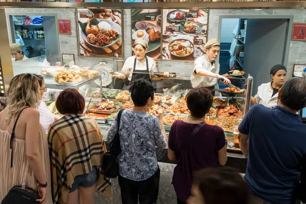 Klanten kopen bereide maaltijd op een food court in The Shoppes op Ma — Stockfoto