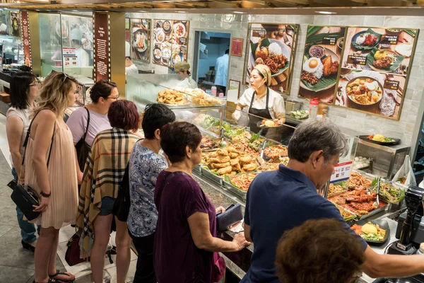 Klanten kopen bereide maaltijd op een food court in The Shoppes op Ma — Stockfoto