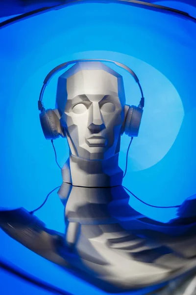 Silhouette d'une tête cyber numérique dans un casque comme un dj — Photo